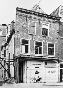 810755 Gezicht op de voor- en zijgevel van het huis Minrebroederstraat 2 te Utrecht, vlak vóór de sloop.